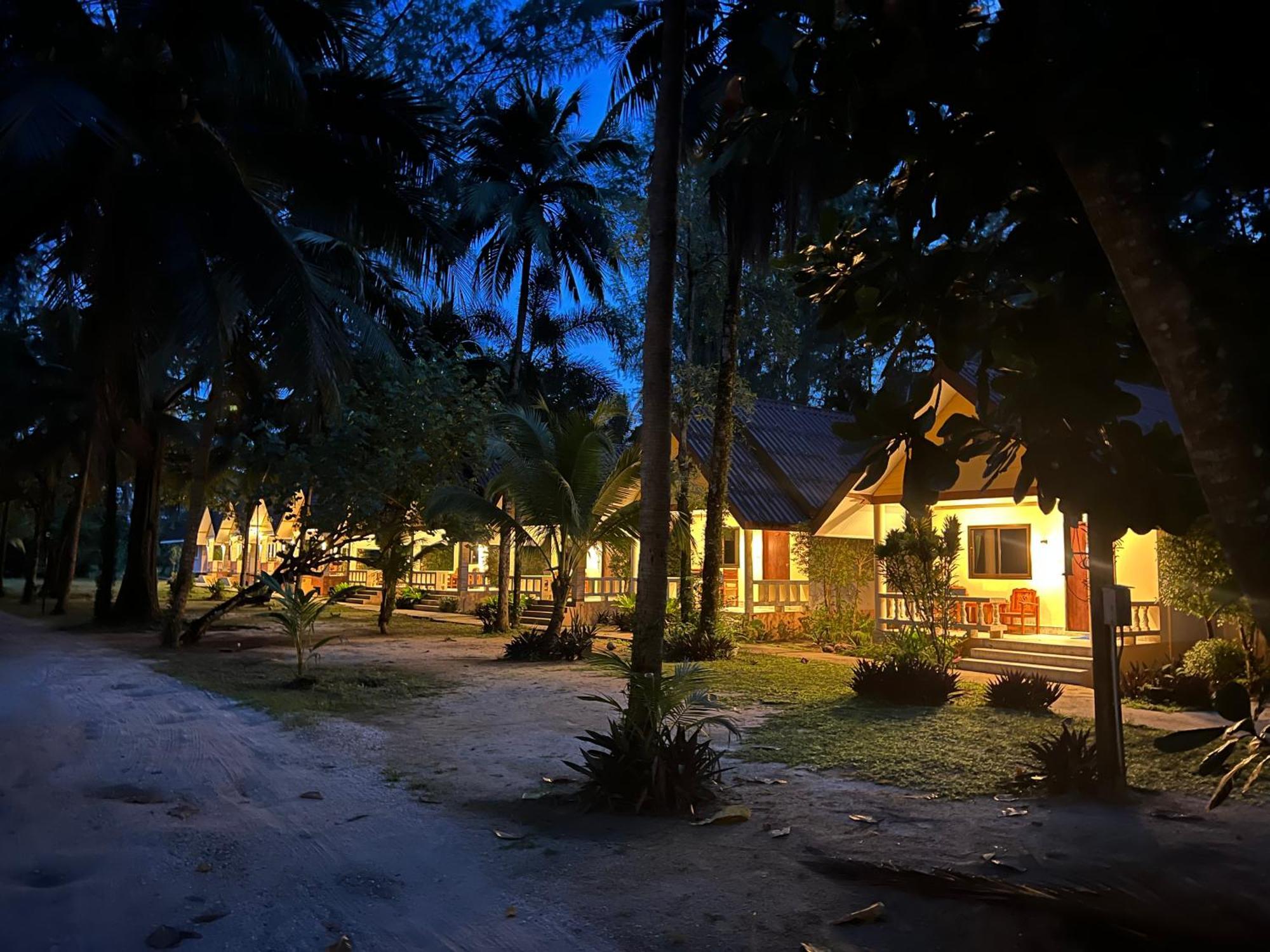 Ao Thong beach Bungalows Bang Sak Exterior foto
